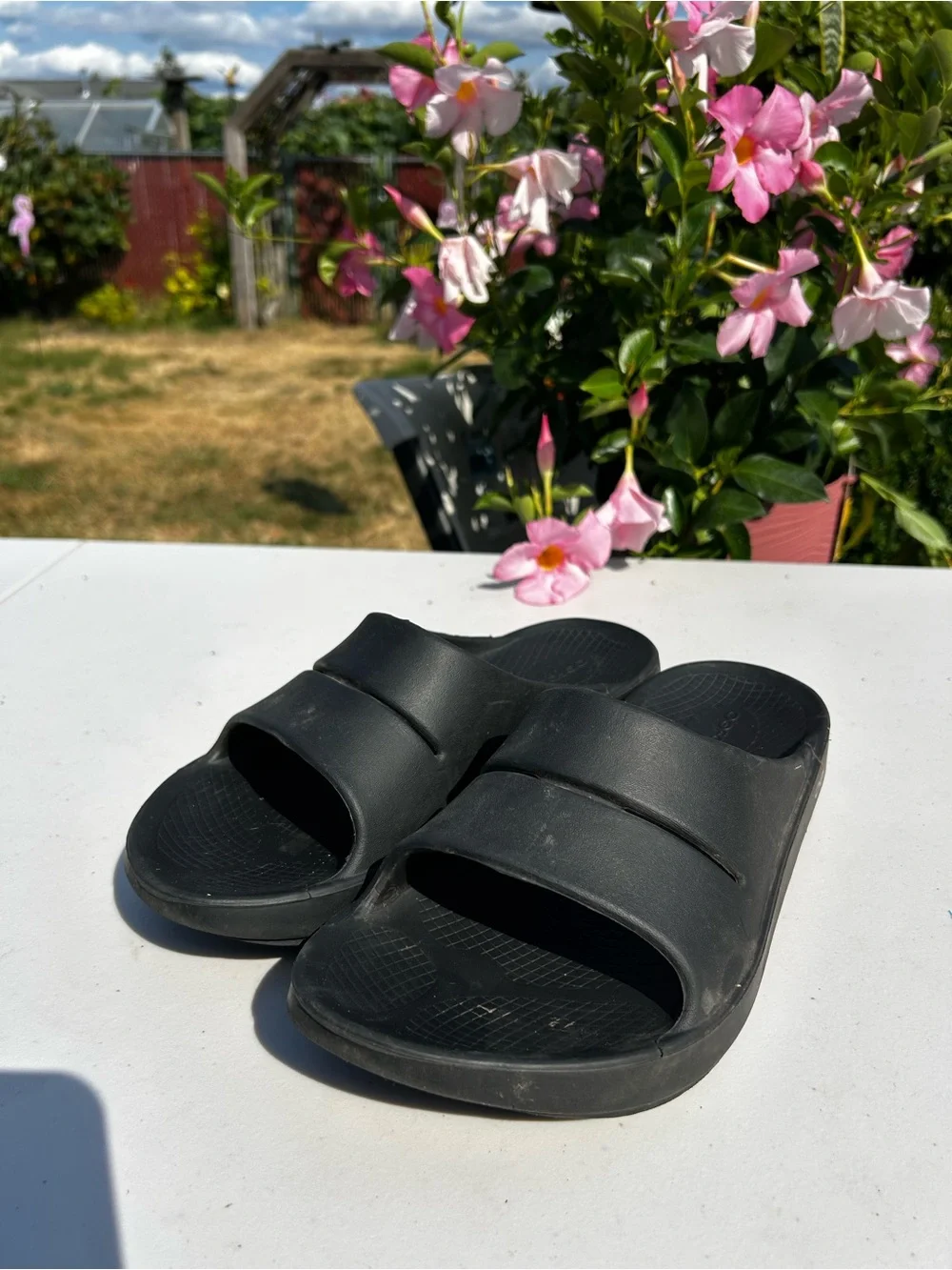 Oofoos Unisex’s Black Men's and Women’s Slide Sandals Size M9,W11